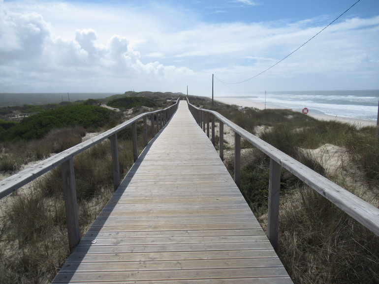 Over de boardwalk naar Praia de Mira